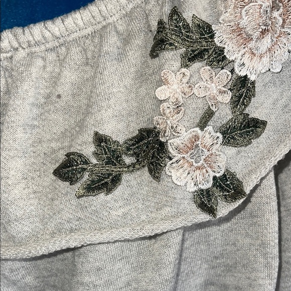 Charlotte Russe Light Gray Off-Shoulder Sweater/sweatshirt with Floral Detail - Picture 2 of 5